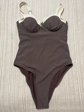 Berlook Classic Ribbed Underwire One-Piece Swimsuit in Brown and Cream